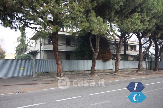 Capannone in commerciale in Via Monsignor Colombo