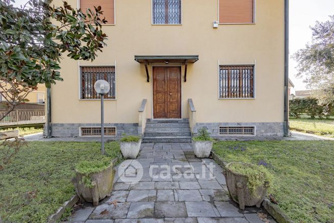 Villa in residenziale in Via Dante Alighieri