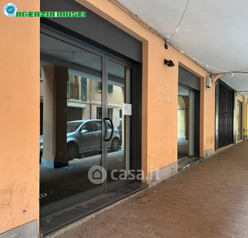 Negozio/locale commerciale in commerciale in Via Jacopo Barozzi 3