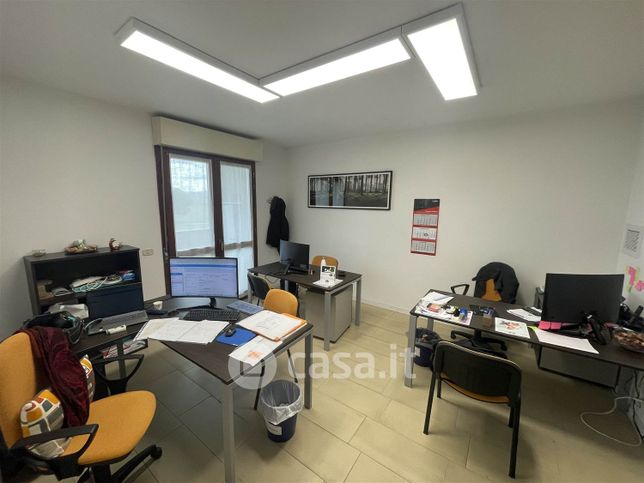 Ufficio in commerciale in Via Anna Magnani