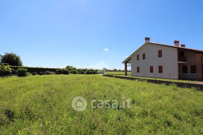 Terreno edificabile in residenziale in Via I. Nievo 14