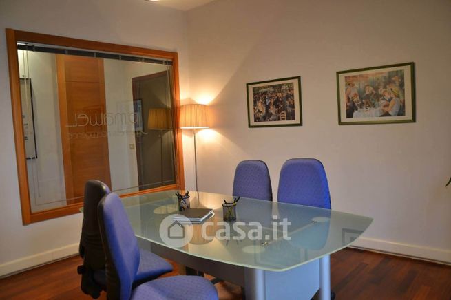 Ufficio in commerciale in 