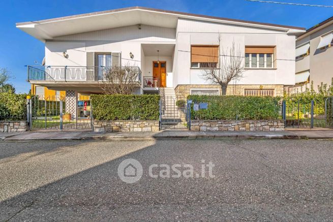 Villa in residenziale in Via IV Novembre