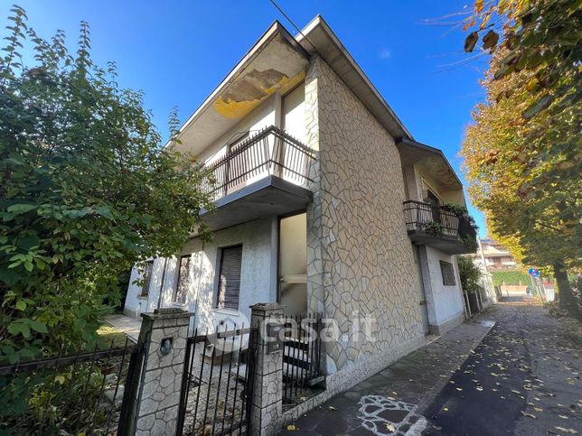 Casa indipendente in residenziale in Via Chiesa 123