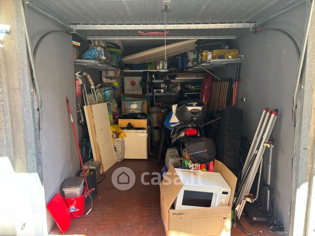 Box/posto auto in residenziale in Via Gaetano Donizetti 13A