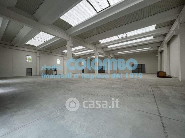 Capannone in commerciale in Via dell'Industria