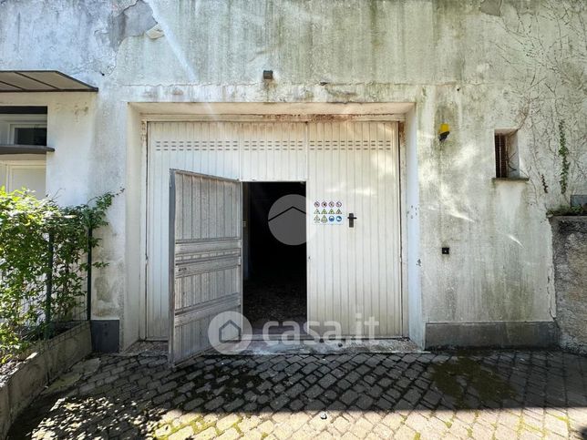 Capannone in commerciale in Via del Golf