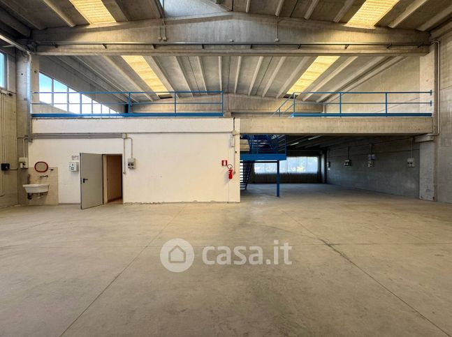 Capannone in commerciale in 