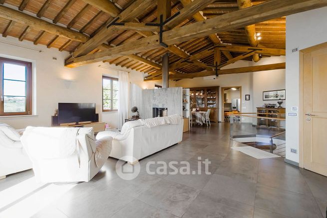 Casa indipendente in residenziale in 