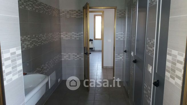 Capannone in commerciale in 