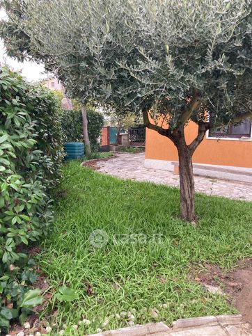 Casa bi/trifamiliare in residenziale in 