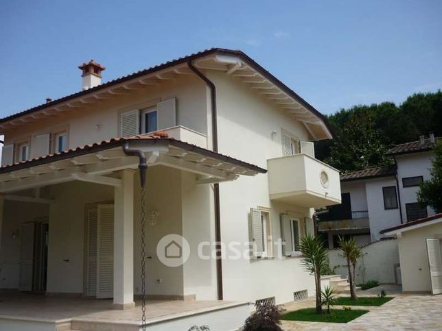 Villa in residenziale in Via Peschiera