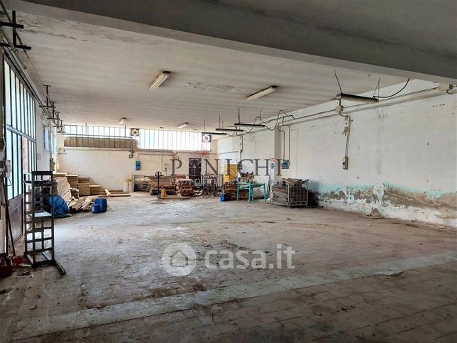 Capannone in commerciale in 