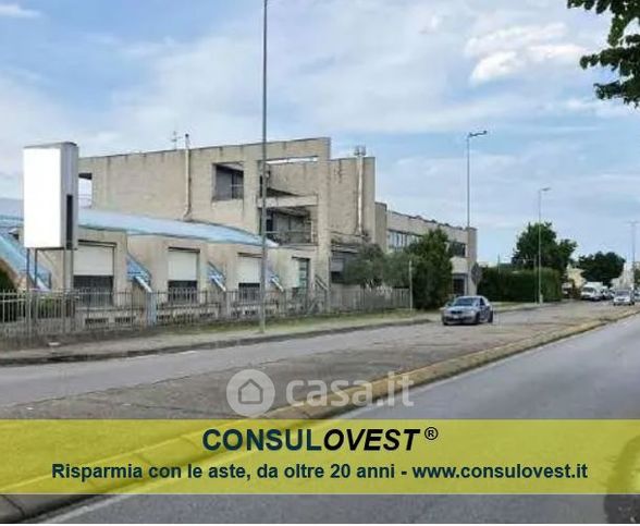 Capannone in commerciale in Via A. B. Sabin 2