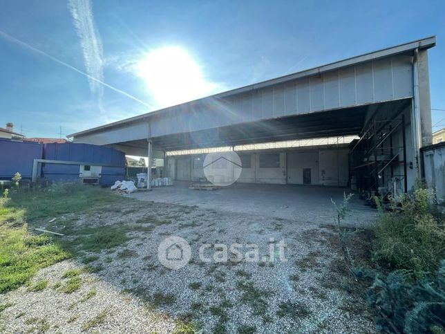 Capannone in commerciale in Via Giacomo Leopardi 61