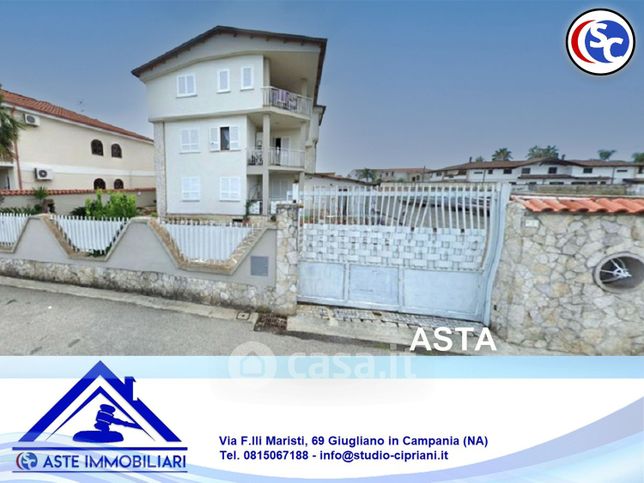 Appartamento in residenziale in Via Lago Lucrino 4