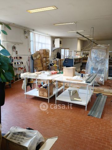 Capannone in commerciale in 
