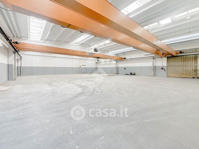 Capannone in commerciale in Via della Fisica 1