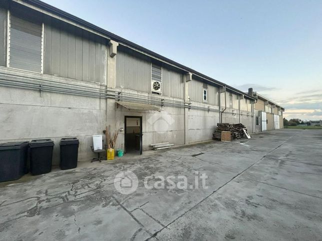 Capannone in commerciale in Via San Caterina da Siena 15
