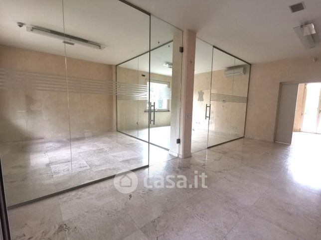 Ufficio in commerciale in
