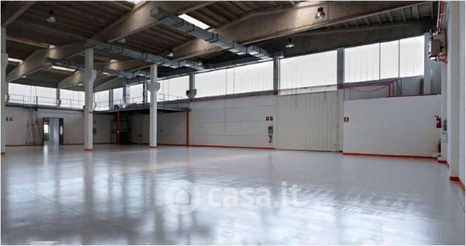 Capannone in commerciale in