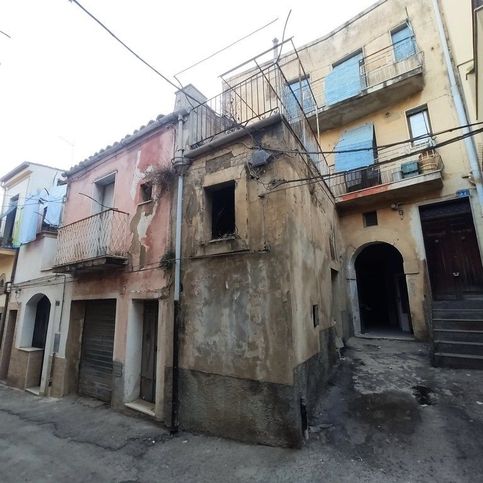 Casa indipendente in residenziale in Via Ragona 51