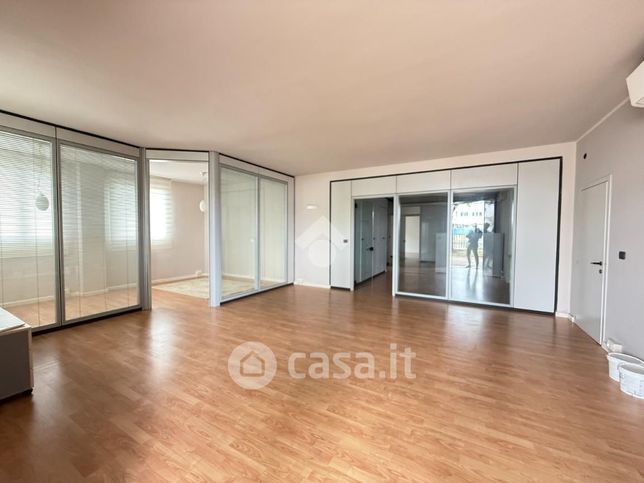 Ufficio in commerciale in Via Napoli 10