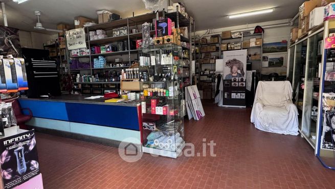 Capannone in commerciale in Via Ernesto Canesi 6