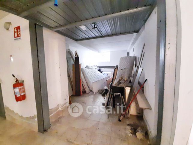 Box/posto auto in residenziale in Via Pesaro 93