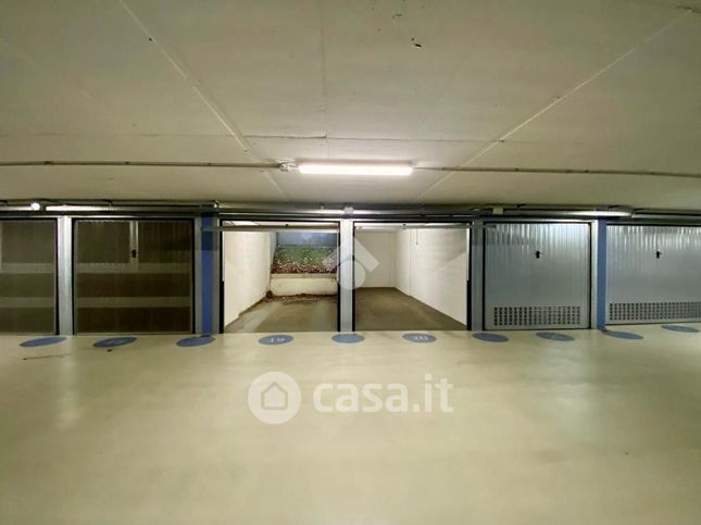 Garage/posto auto in residenziale in Lungoadige Capuleti 1