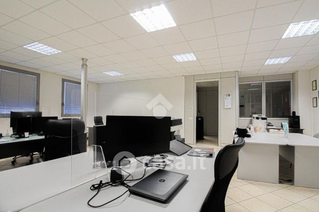 Ufficio in commerciale in Via Barella 1182