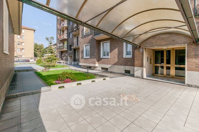 Box/posto auto in residenziale in Viale Giovanni Suzzani 142