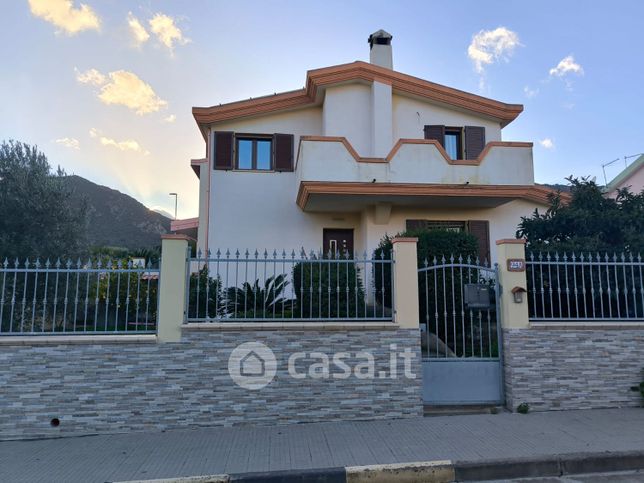 Casa bi/trifamiliare in residenziale in Via Siena 94