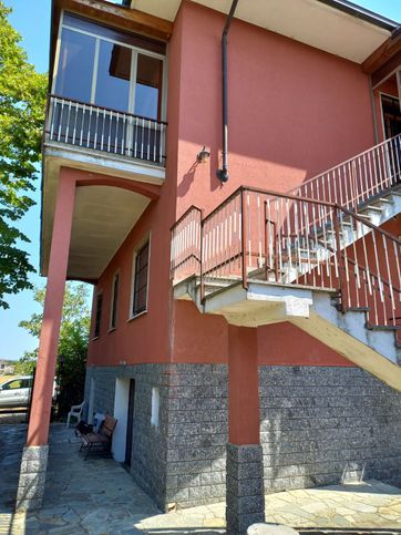Casa bi/trifamiliare in residenziale in 