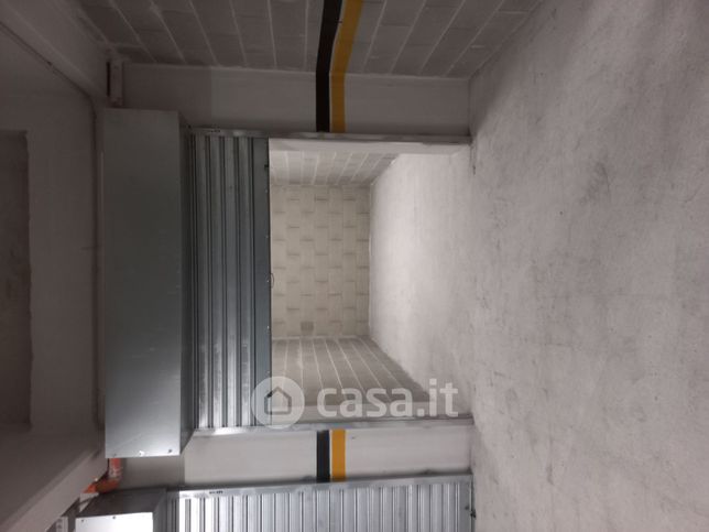 Box/posto auto in residenziale in Via Ruggiero Scommegna