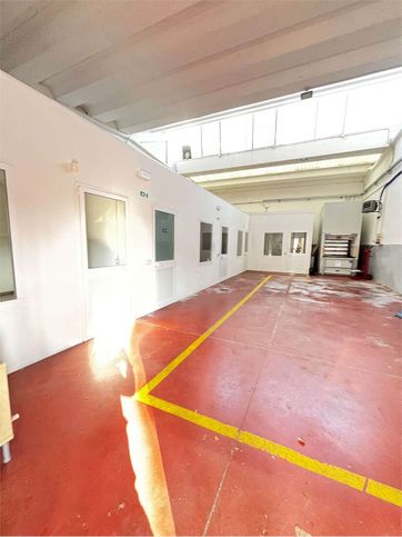 Capannone in commerciale in 