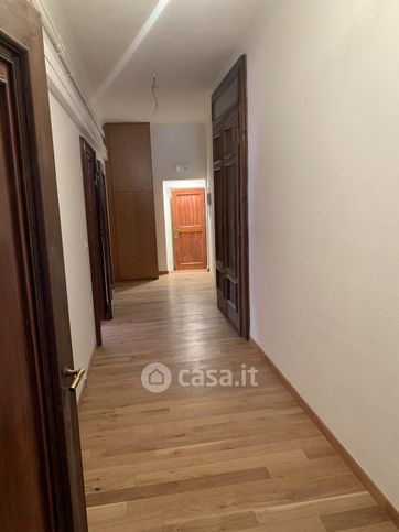 Ufficio in commerciale in 