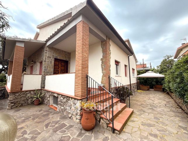 Casa bi/trifamiliare in residenziale in 