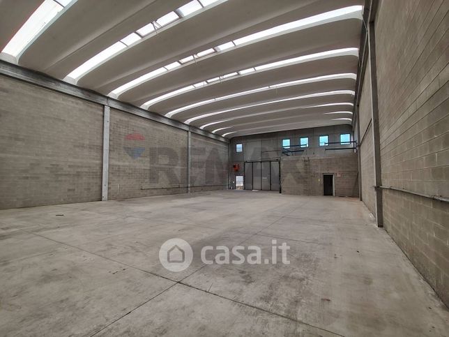 Capannone in commerciale in Via Ciro Menotti