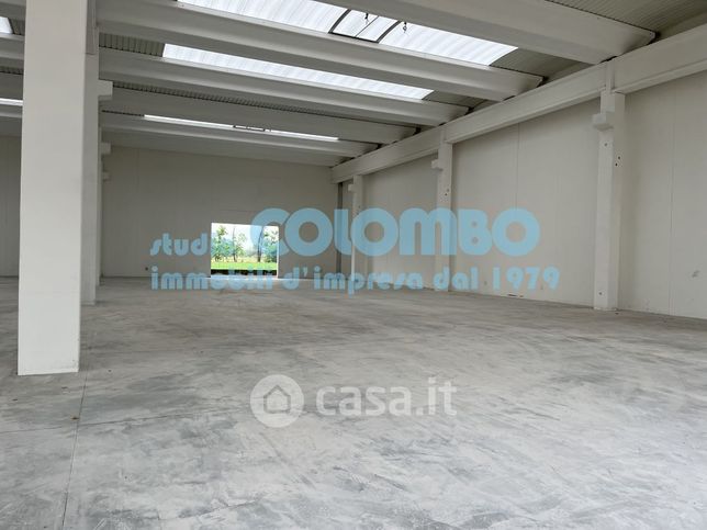 Capannone in commerciale in Via Ferri 10
