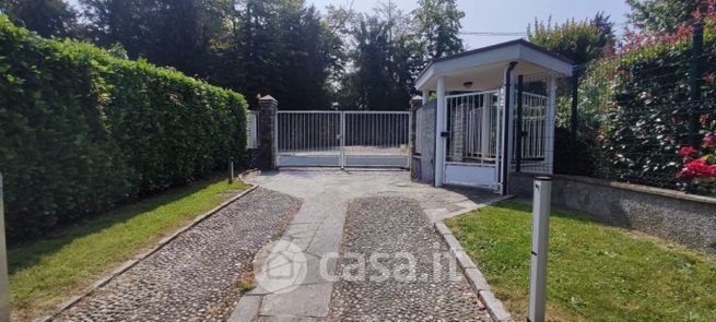 Box/posto auto in residenziale in Via Carminati de Brambilla Giorgio 4