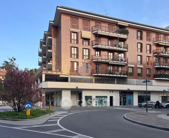 Capannone in commerciale in Via Amatore Sciesa 11