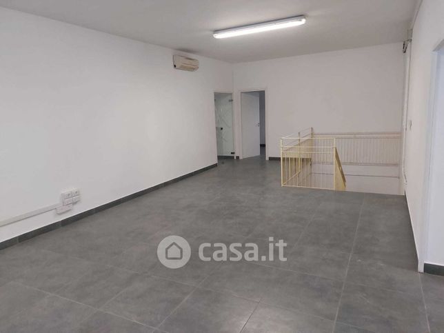 Ufficio in commerciale in Via Andrea Costa 7