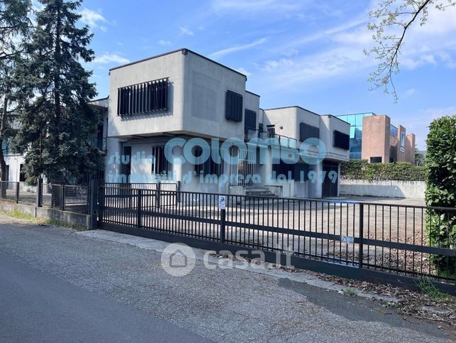 Capannone in commerciale in Via Enrico Mattei