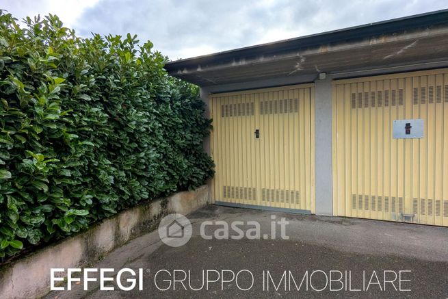 Box/posto auto in residenziale in Piazza del Lavoro 1