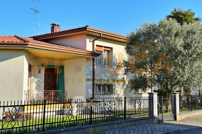 Casa indipendente in residenziale in Via B. Croce 3