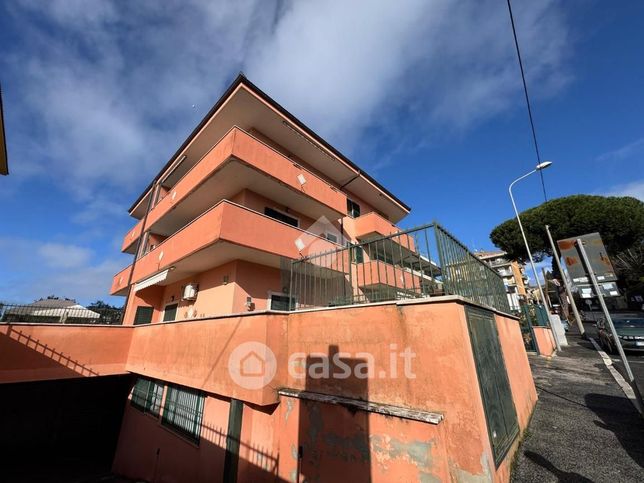 Box/posto auto in residenziale in Via Trilussa 128