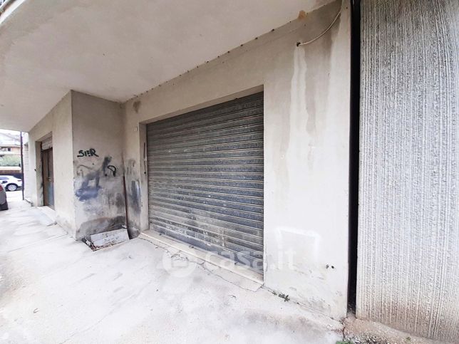 Capannone in commerciale in Via Alessandro Cruciani