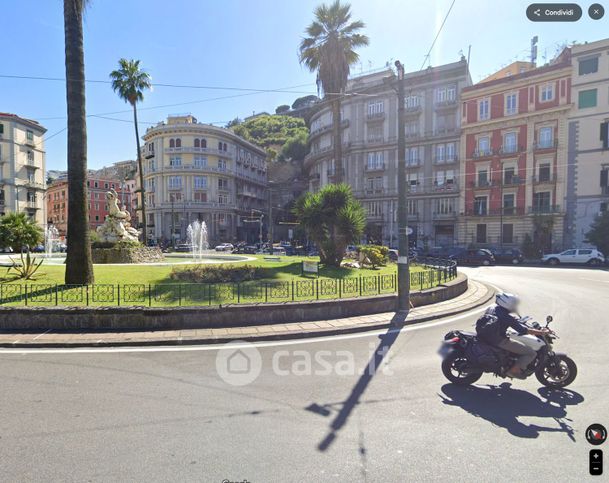 Attività/licenza (con o senza mura) in commerciale in Piazza Sannazaro 58 /59