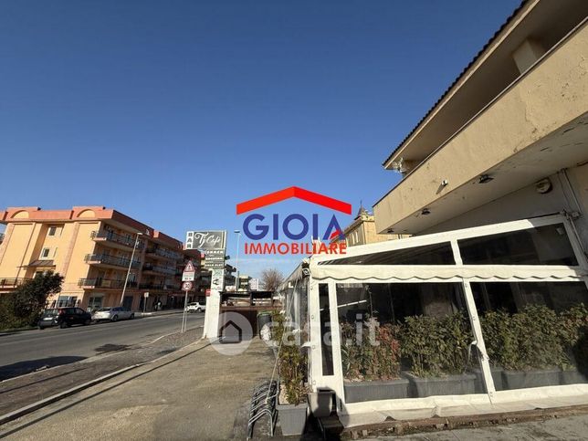 Attivitã /licenza (con o senza mura) in commerciale in Via Domiziana 648